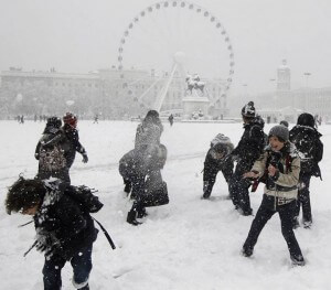 Перший сніг у Європі, тому діти святкують цю подію сніжками