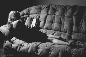 Оголена дівчина на дивані