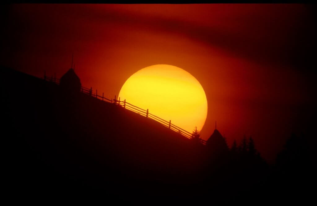 Захід сонця в горах. Автор Роман Михайлюк