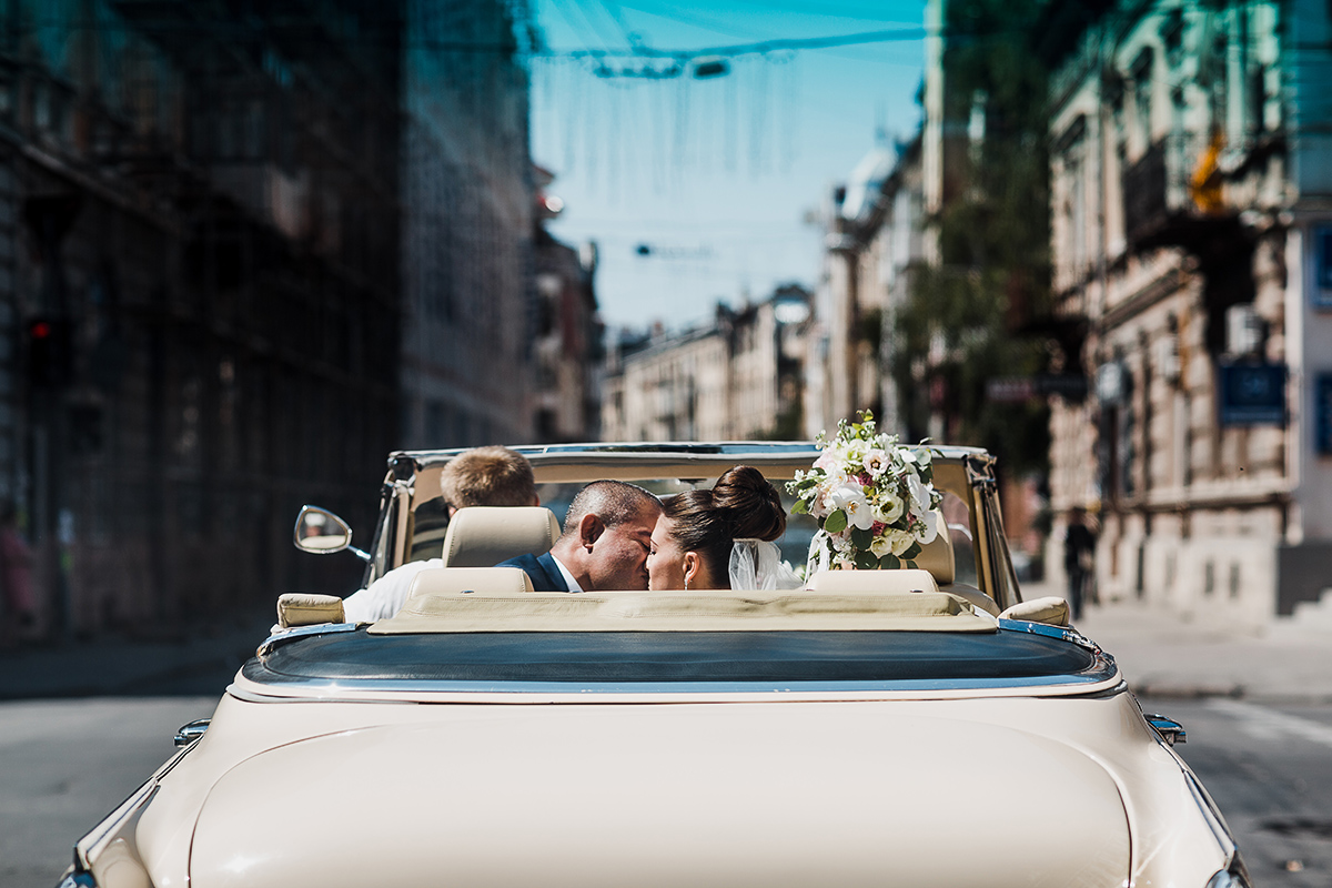Молодята у весільному авто