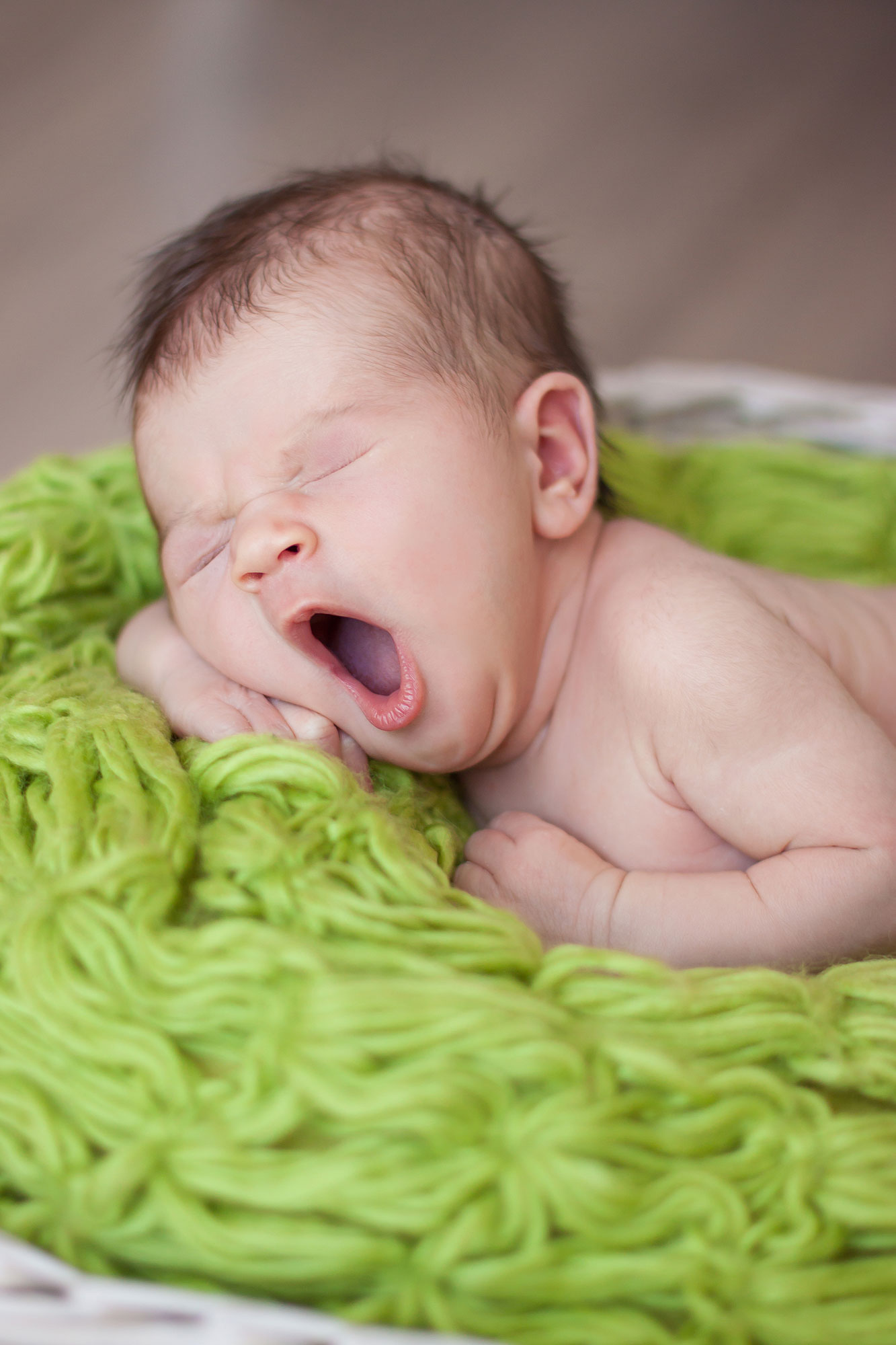 Фото малюка, що позіхає